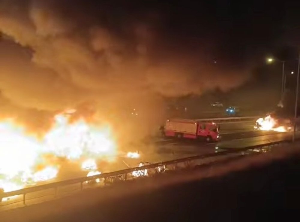 Zincirleme kazada TIR ve otomobil yandı: 1 ölü, 19 yaralı