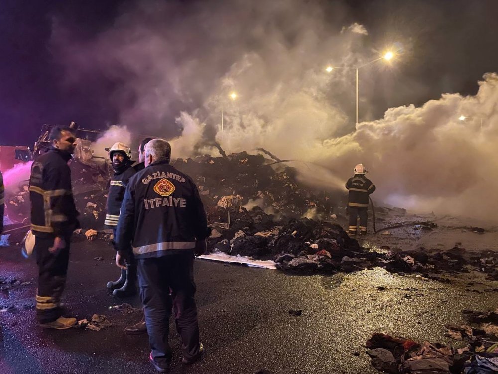Zincirleme kazada TIR ve otomobil yandı: 1 ölü, 19 yaralı