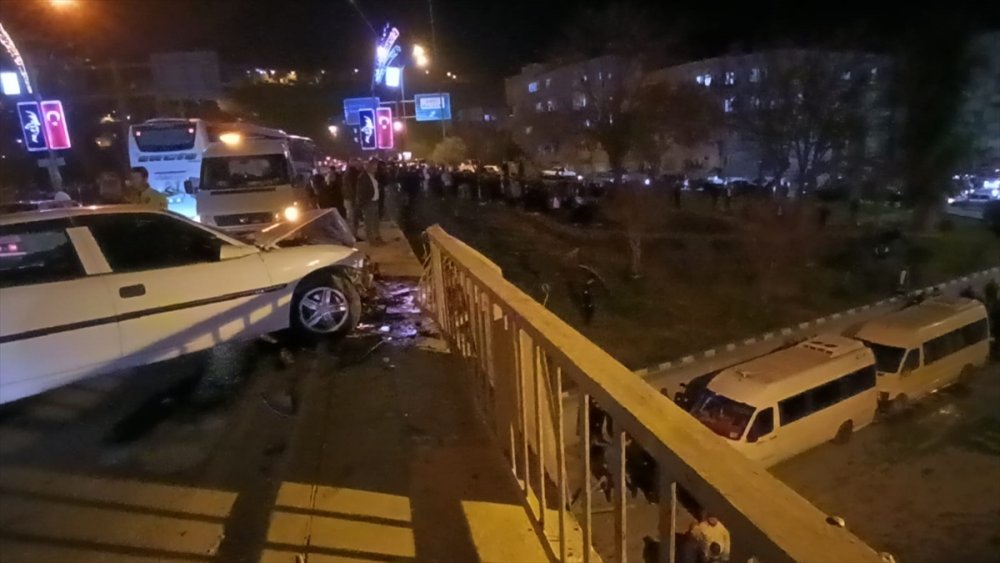 Şanlıurfa'da bir kamyon çarptığı otomobille birlikte üst geçitten düştü: 3 ölü, 22 yaralı