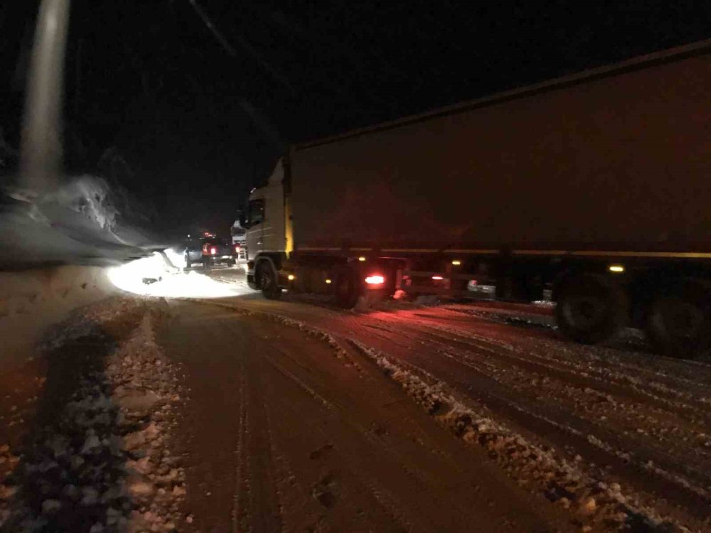 Akseki-Seydişehir yolunda TIR'lara kar engeli