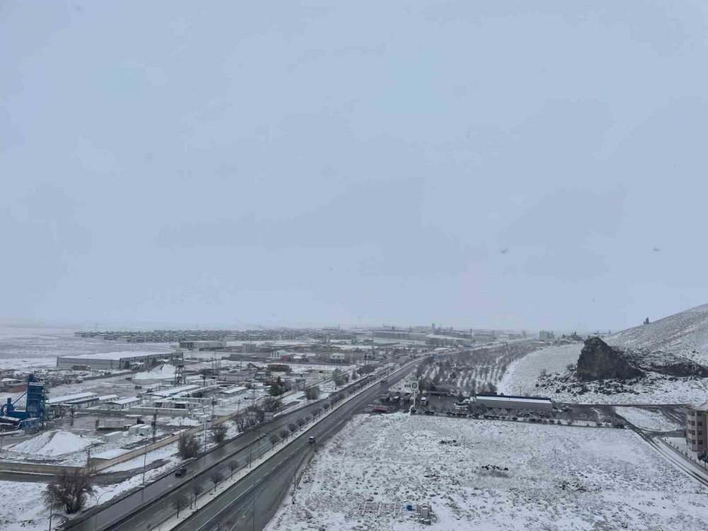 Konya'nın ilçelerinde kar yağışı çiftçilerin yüzünü güldürdü