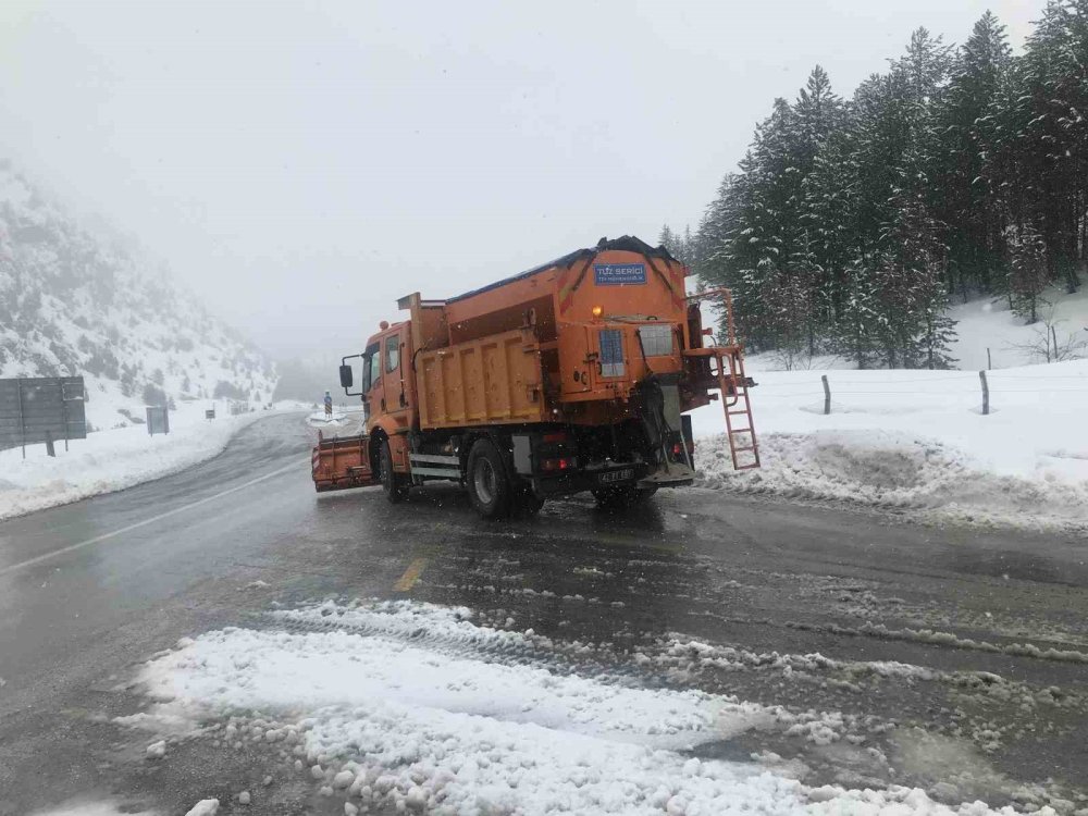 Antalya-Konya kara yolunda kar yağışı... Alacabel'de son durum