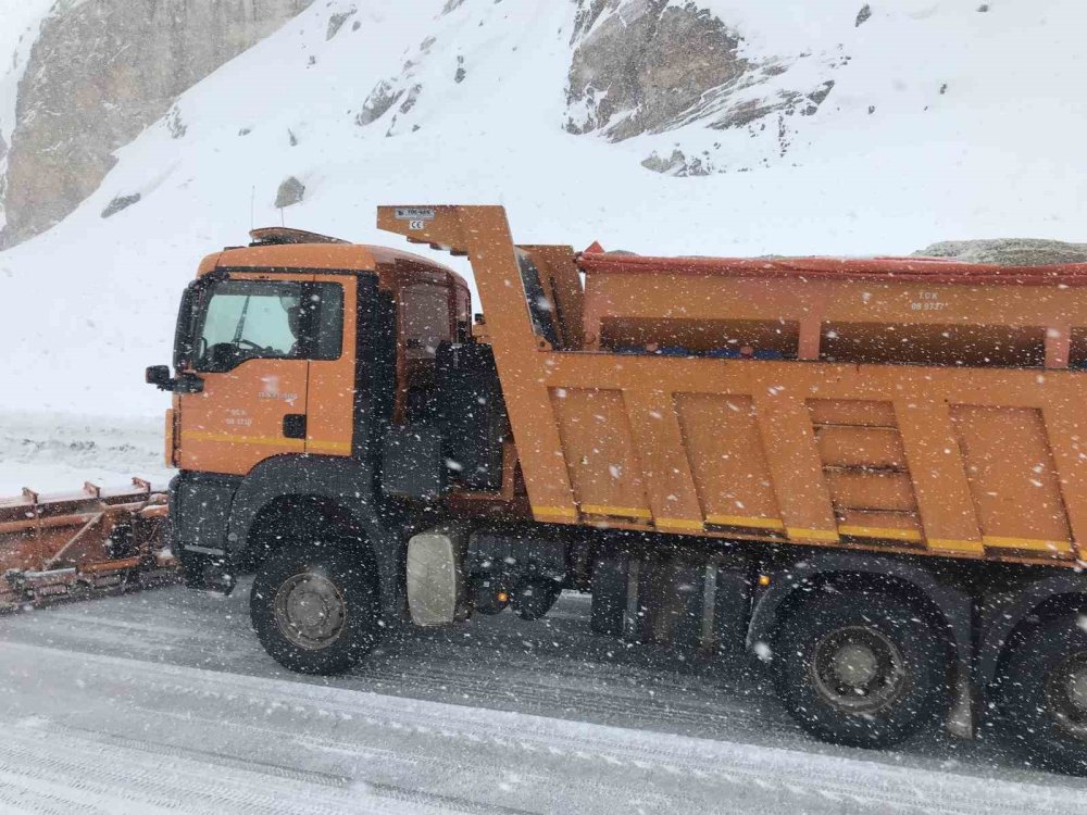 Antalya-Konya kara yolunda kar yağışı... Alacabel'de son durum