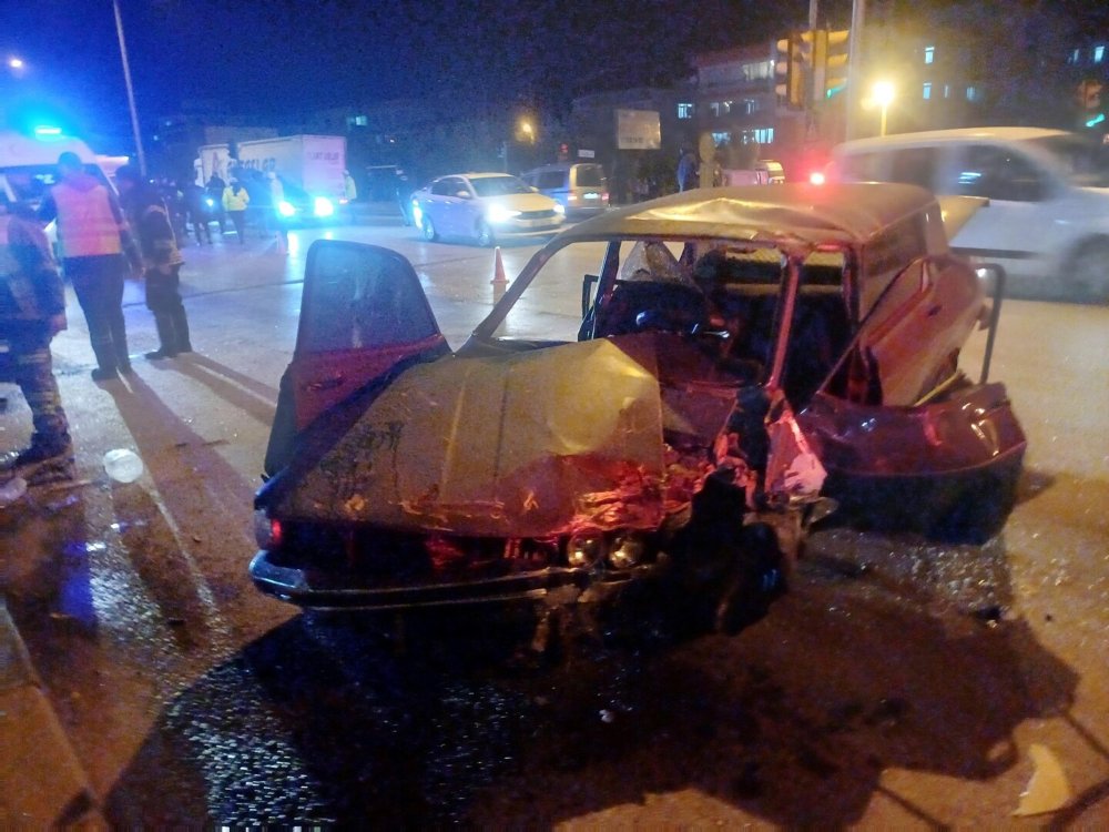 i otomobil çarpıştı: 2'si ağır 5 yaralı