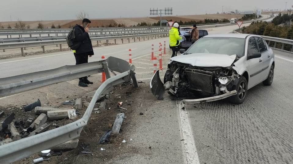 Konya'da kaygan yol kazaya yol açtı!