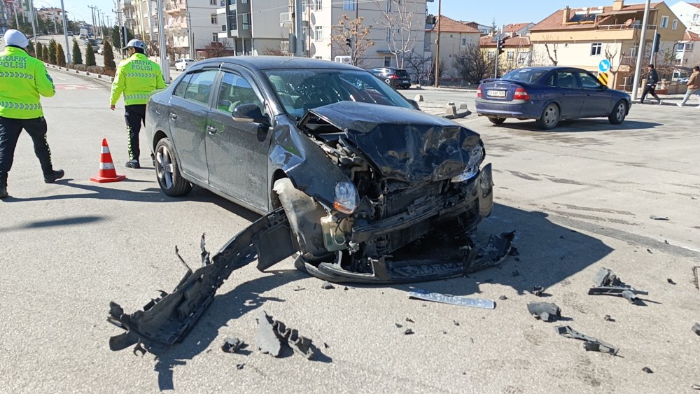 Otomobil ile ambulans çarpıştı! 6 yaralı