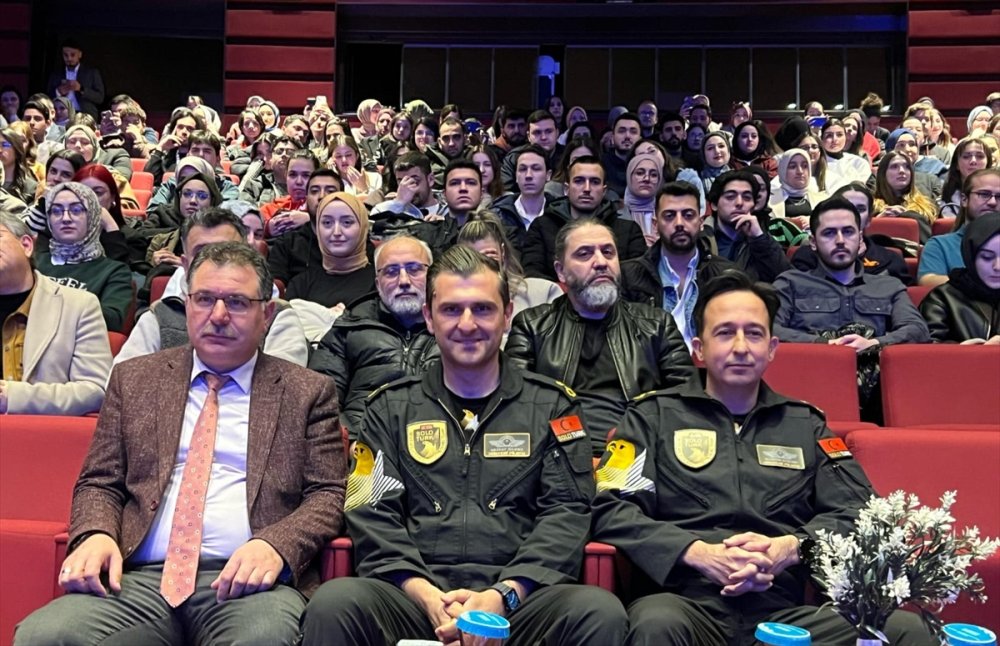 SOLOTÜRK pilotları, "İkaf'25"te gençlerle buluştu