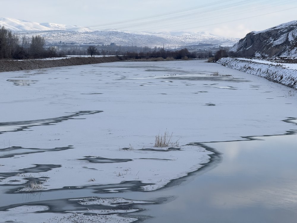Sıcaklık eksi 18'i gördü, Türkiye'nin en uzun nehri kısmen dondu