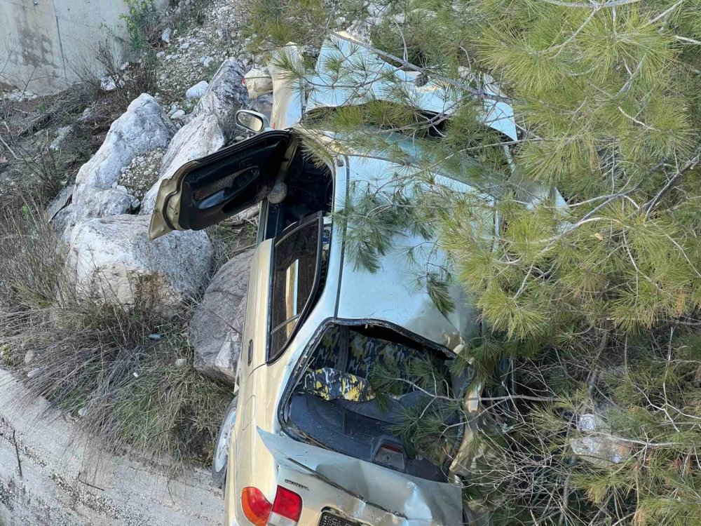 Yoldan çıkan otomobil, köprüden uçtu, sürücü hayatını kaybetti