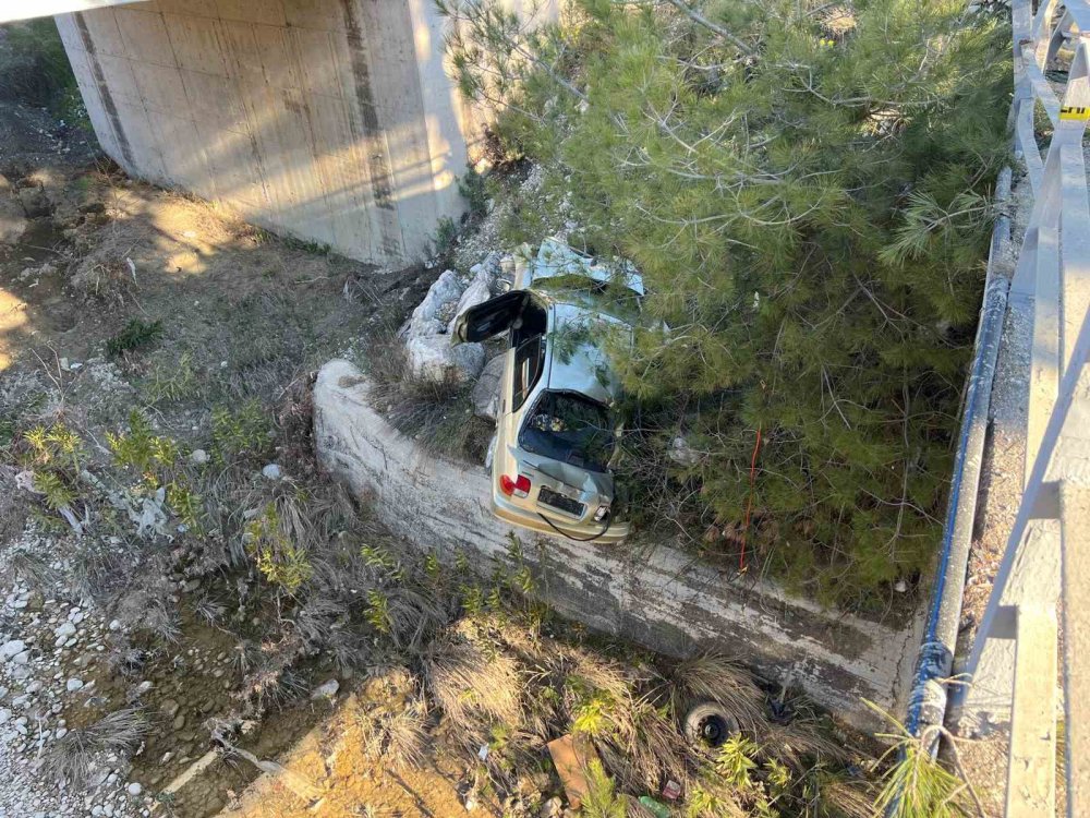 Yoldan çıkan otomobil, köprüden uçtu, sürücü hayatını kaybetti