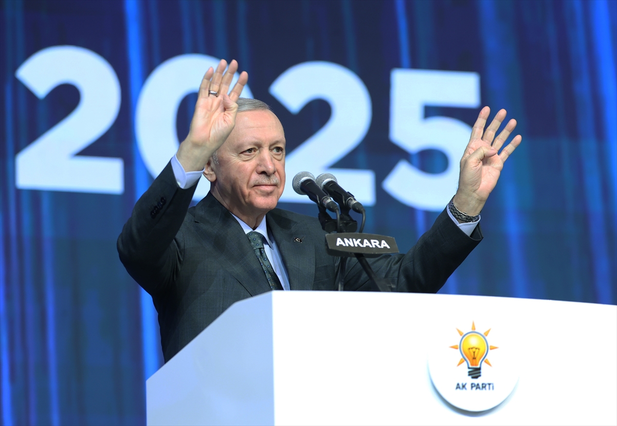 aa-20250223-37142748-37142743-cumhurbaskani-ve-ak-parti-genel-baskani-erdogan-ak-parti-8-olagan-buyuk-kongresinde-tesekkur-konusmasi-yapti.jpg