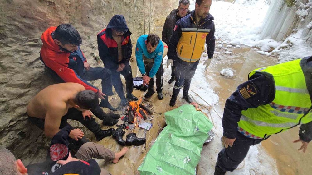 Buz kaplı yoldan çıktı, 30 metreden uçtu