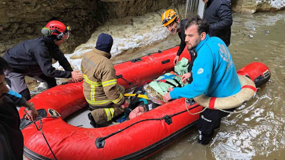 Buz kaplı yoldan çıktı, 30 metreden uçtu