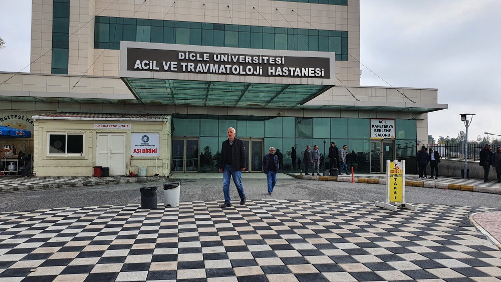 Psikolojik sorunları olduğu iddia edilen genç annesini öldürdü, babasını ağır yaraladı