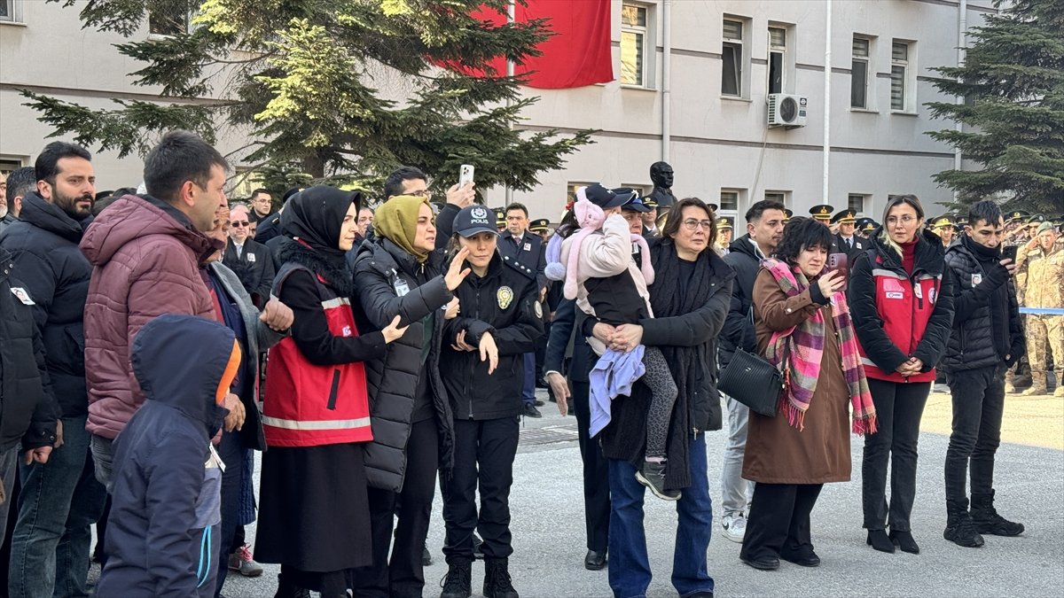 konyada-polis-aracinin-tirla-carpismasi-sonucu-sehit-olan-polis-memuru-onur-sirinin-naasi-duzenlenen-torenin-ardindan-ispartaya-ugurlandi-2.jpg