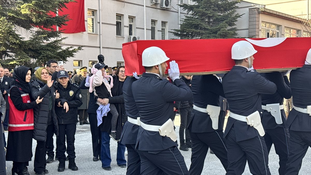 konyada-polis-aracinin-tirla-carpismasi-sonucu-sehit-olan-polis-memuru-onur-sirinin-naasi-duzenlenen-torenin-ardindan-ispartaya-ugurlandi-3.jpg