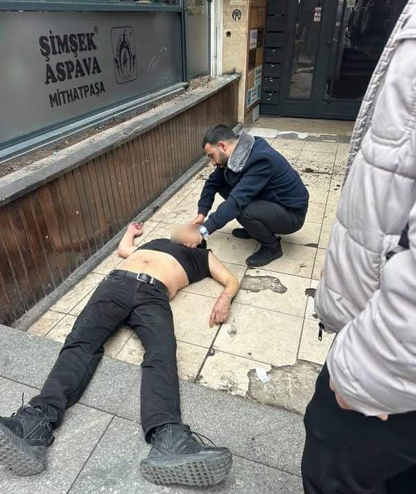 Düşen kişi ölü gibiydi... Arkadaşını bıçaklayıp 4. kattan atladı