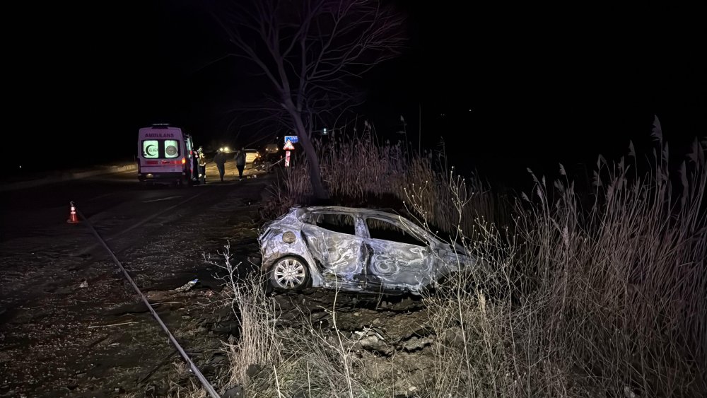 Nikahtan dönenlerin içerisinde bulunduğu otomobil, başka bir otomobille çarpıştı: 1 ölü, 7 yaralı