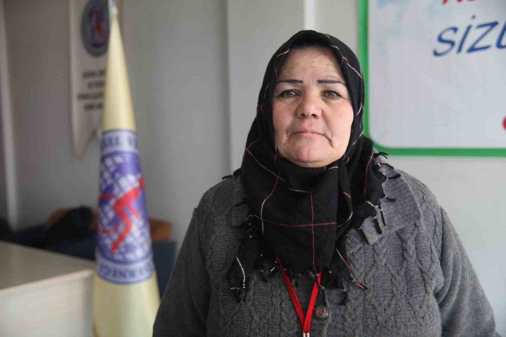 Konya'da elleri yana yana aşçılık yapıyor! Emekli öğretmenin acı hikayesi