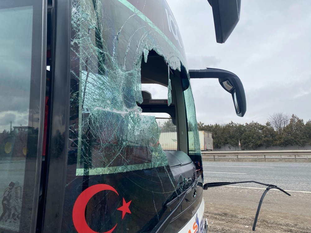 Ankara-Konya yolunda kaza... Otobüs su kanalına düştü; 16 yaralı