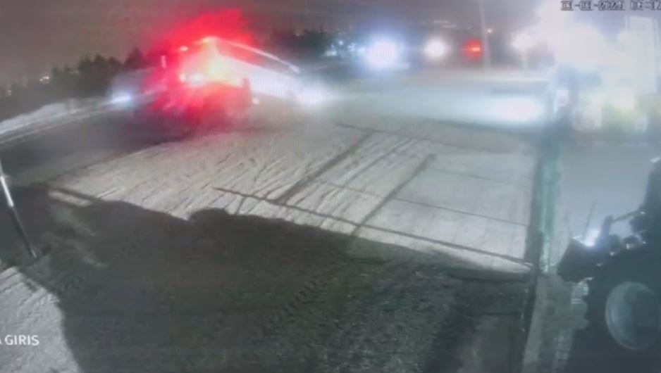 Ankara-Konya yolunda kaza... Otobüs su kanalına düştü; 16 yaralı