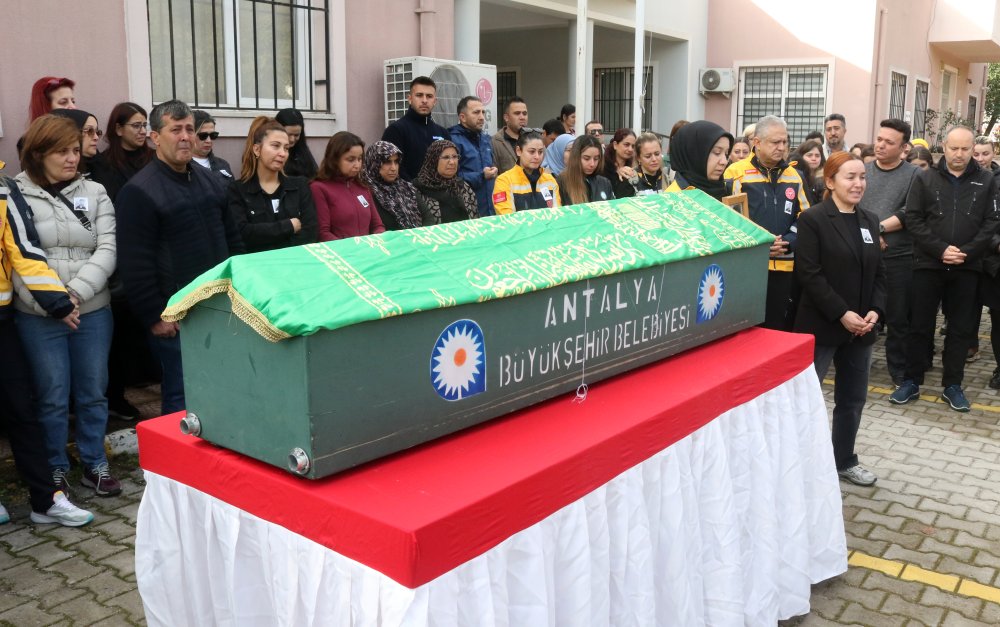 Gaspçıların darbettiği paramedik, yaşam savaşını kaybetti