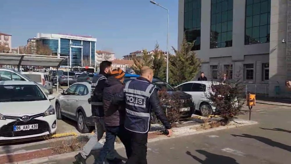 Ameliyatını yapan doktoru bıçaklayan şüpheli: "Bana yapay zeka yerleştirdi"