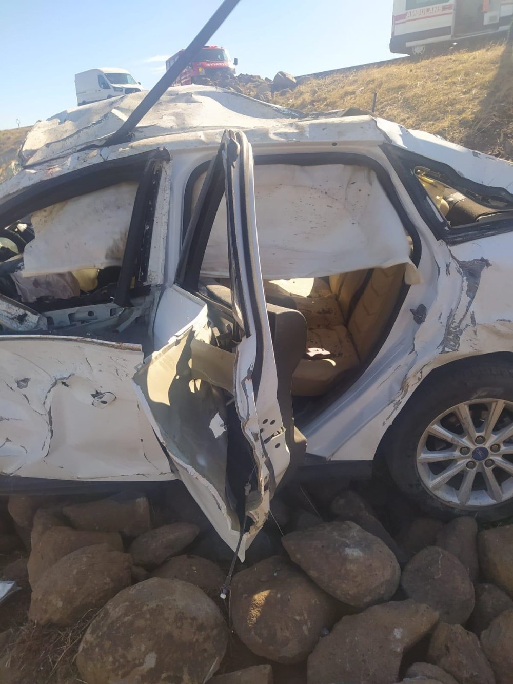 Şanlıurfa'da otomobil şarampole devrildi: 2 ölü, 1 yaralı