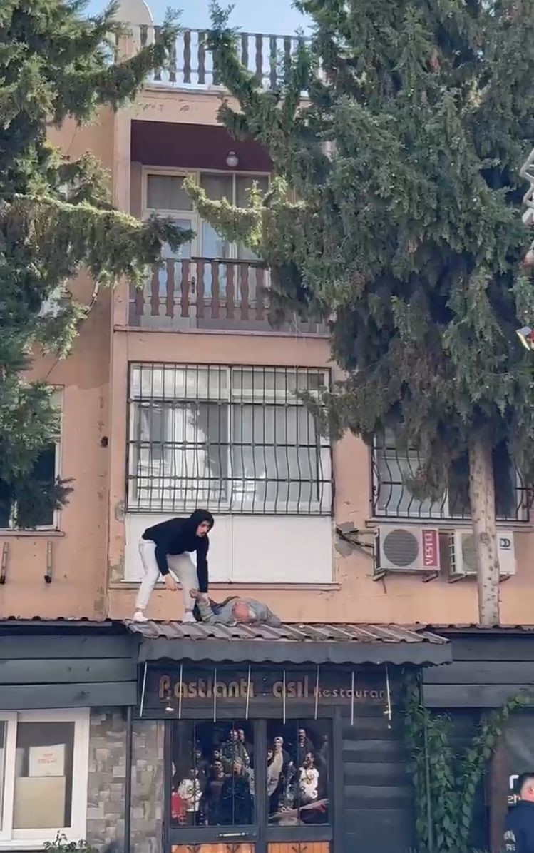 damdan-sarkarak-evine-girmeye-calisti-sonu-kotu-bitti.jpg