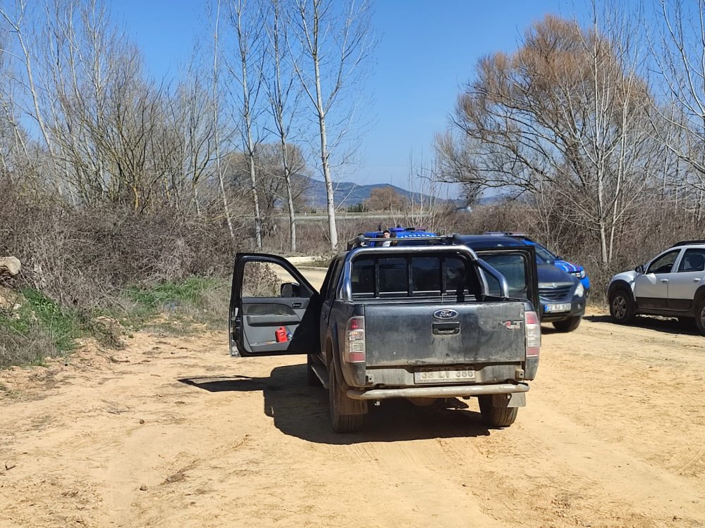 Kamyonetinde başından vurulmuş halde ölü bulundu