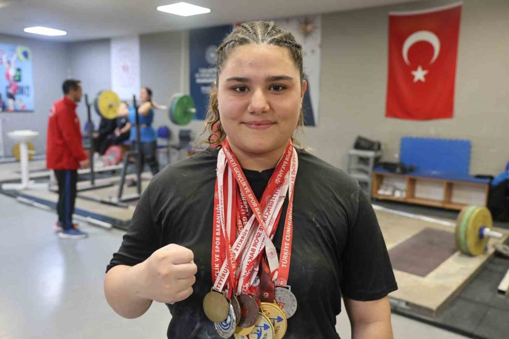 Konyalı Sudenaz ve Neriman Türkiye rekoru kırdı