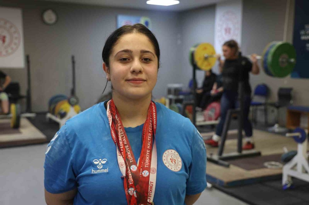 Konyalı Sudenaz ve Neriman Türkiye rekoru kırdı