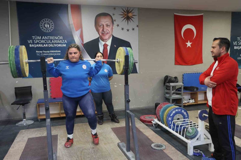 Konyalı Sudenaz ve Neriman Türkiye rekoru kırdı