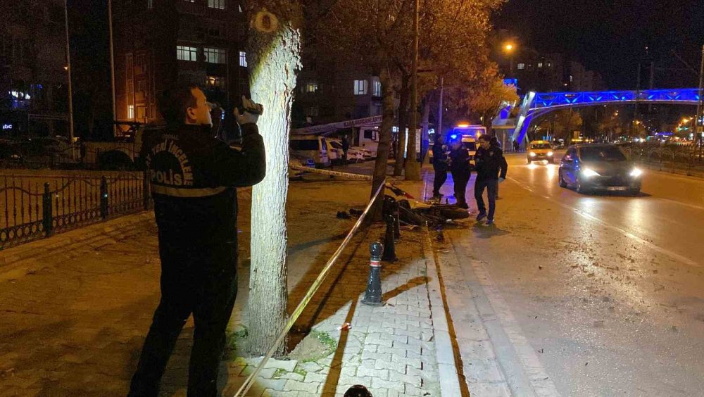 Konya’da kontrolden çıkan motosiklet ağaca çarptı: 1’i ağır 2 yaralı