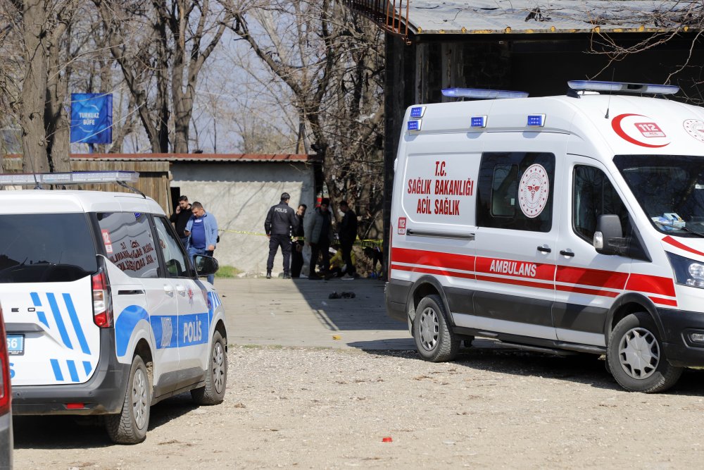 Yaşlı adam parkta ölü bulundu