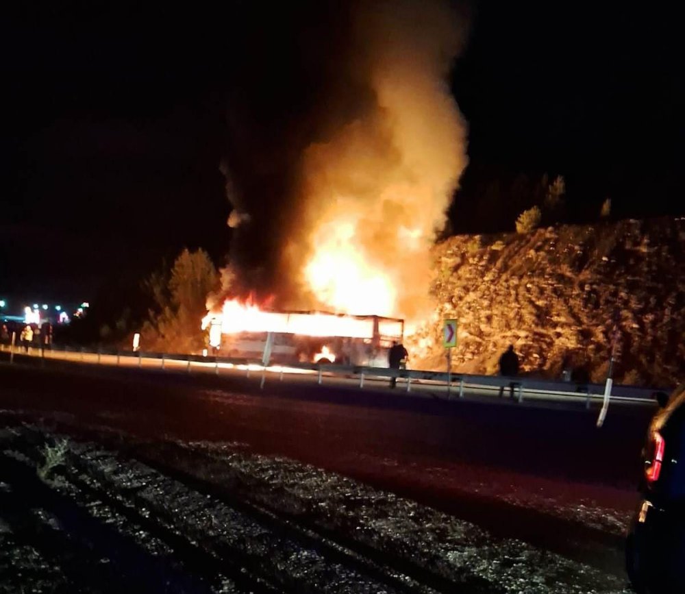 Konya'da korku dolu anlar... Yolcu otobüsü alevlere teslim oldu