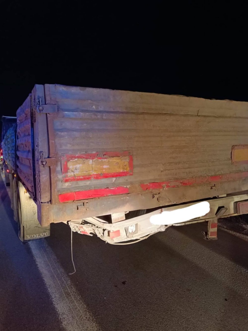 Otoyolda hafif ticari araç, TIR'a çarptı! 1 ölü, 3 yaralı