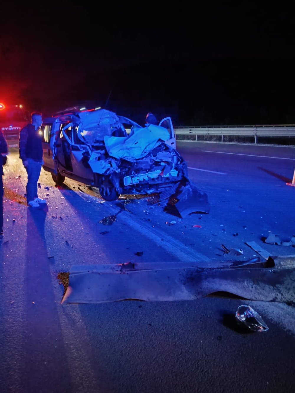 Otoyolda hafif ticari araç, TIR'a çarptı! 1 ölü, 3 yaralı