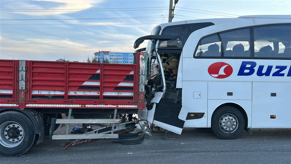 Kütahya’da yolcu otobüsü TIR’a çarptı: 13 yaralı