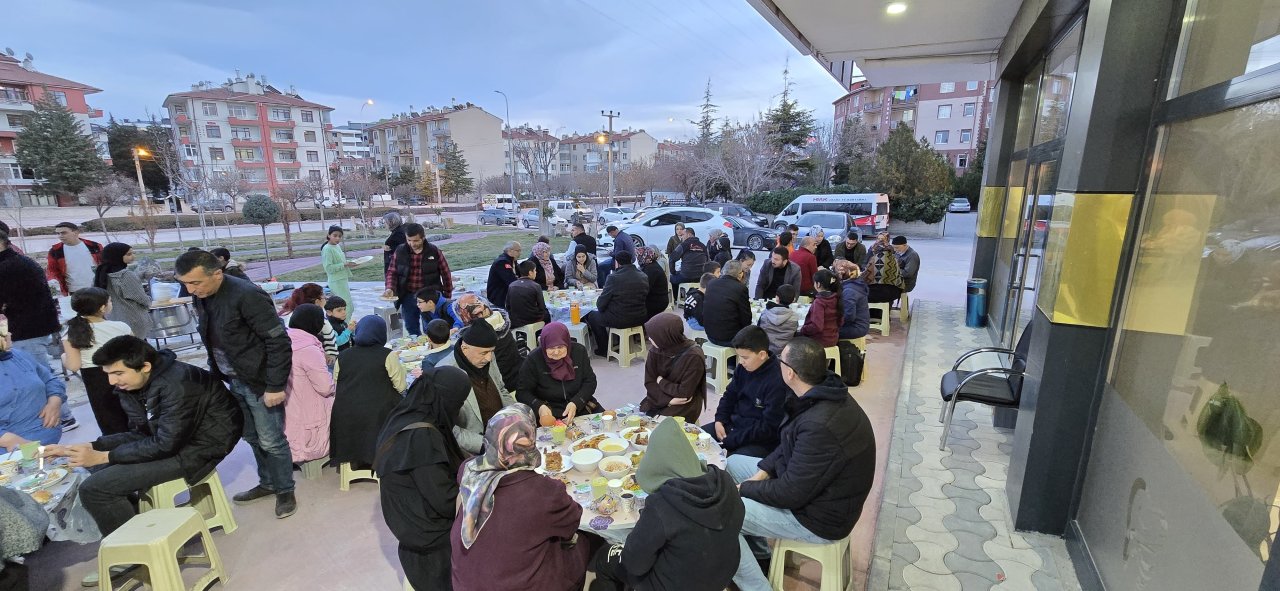 yemegini-al-iftara-gel-programinda-kardeslik-sofrasi-kuruldu-3.jpg
