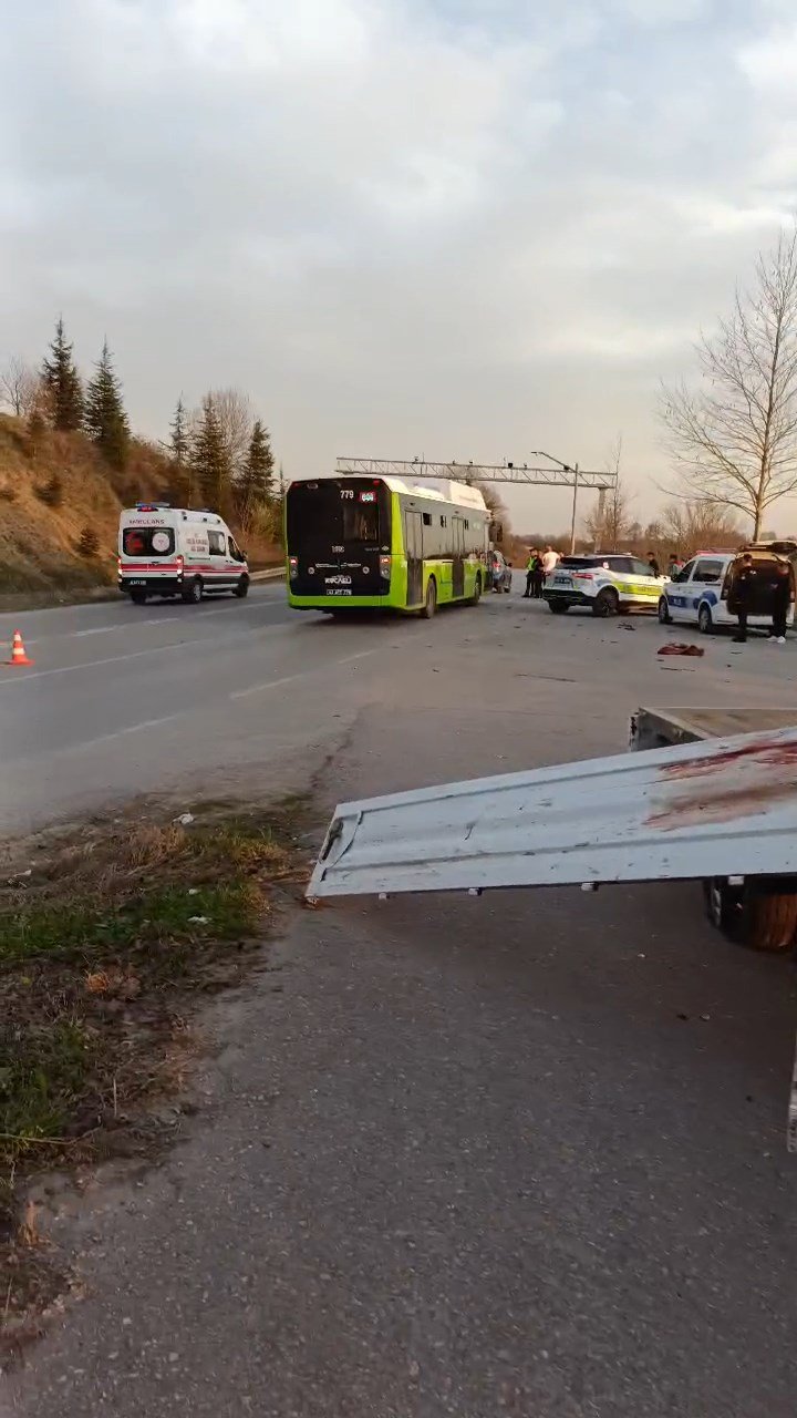 Kamyonet ile motosiklet çarpıştı: 1 ölü, 1 yaralı