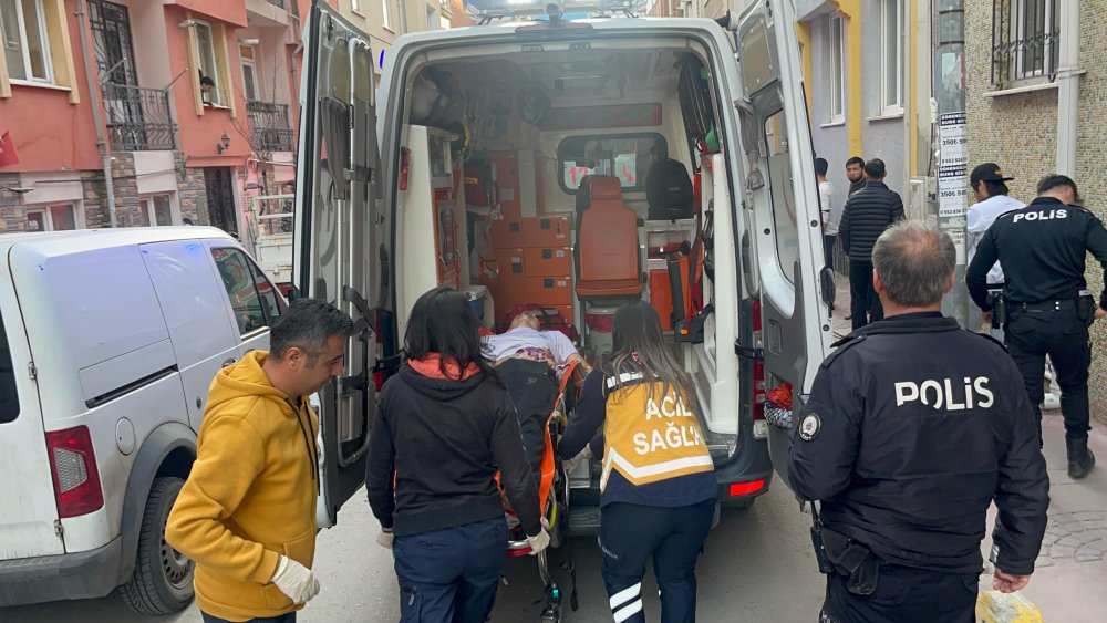 Oyun yüzünden tartıştığı 2 ev arkadaşını bıçakladı
