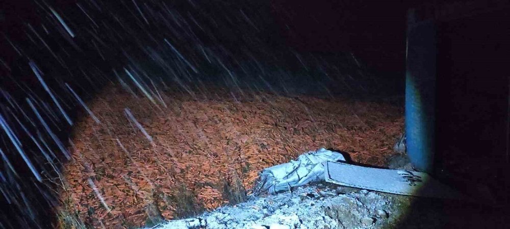 Kar yağışı etkili oldu... Isparta-Konya kara yolunda kamyon devrildi