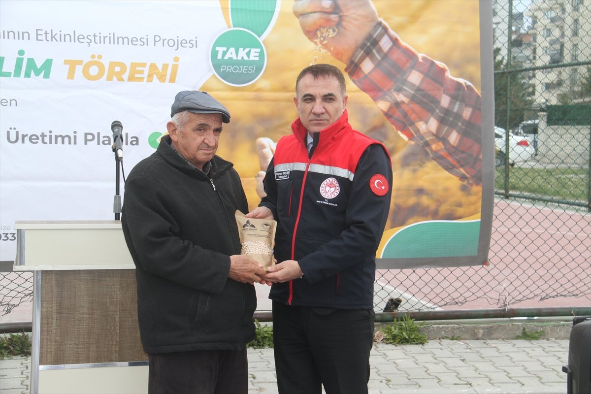 beysehirde-ciftcilere-sertifikali-nohut-tohumu-destegi-3.jpg