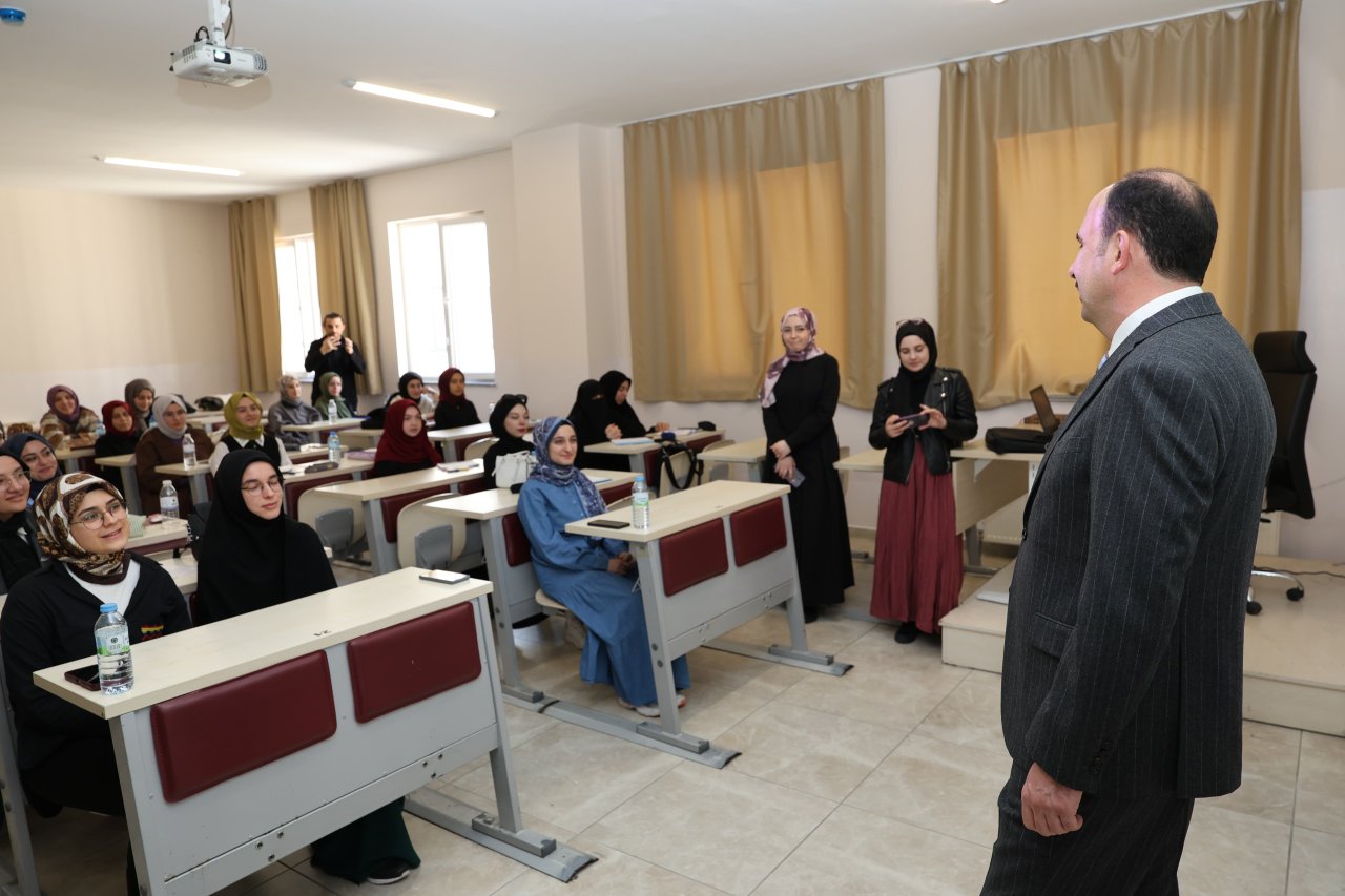 baskan-altay-neu-ve-mehmet-begen-ortaokulunda-ogrencilerle-bir-araya-geldi-1.jpg