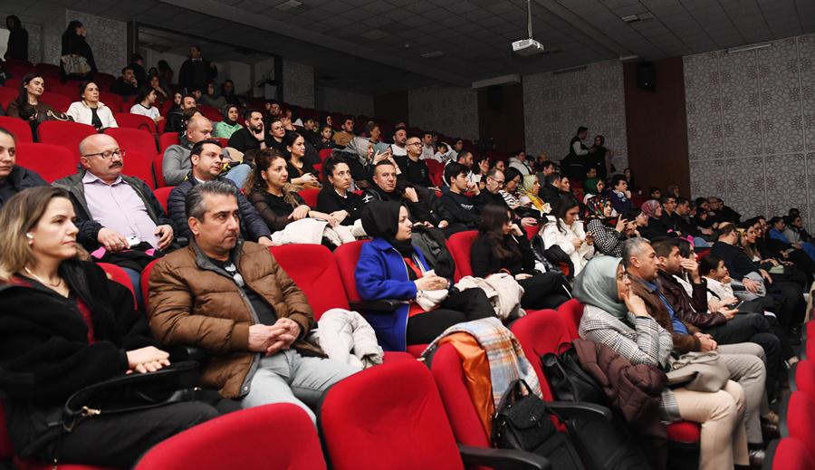 yontem-ogrencilerin-ingilizce-tiyatrosu-begenildi-3-002.jpg