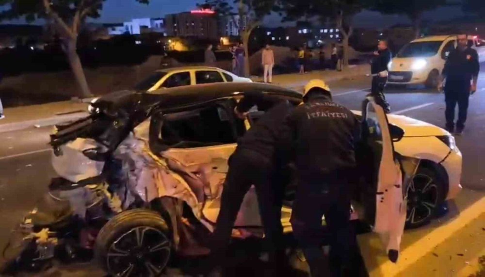 Hastane yakınlarında kamyonet ile otomobil çarpıştı: 4 yaralı