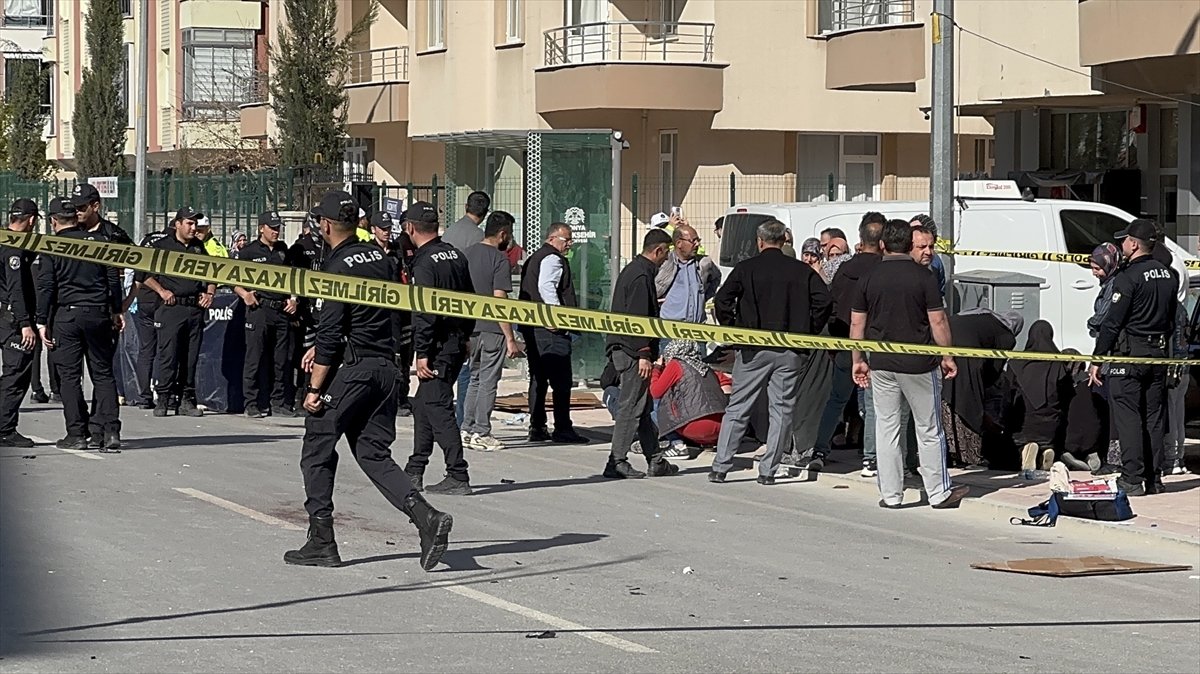 konya-merkezde-otomobil-2-cocuga-carpti-1-olu-1-yarali-1.jpg