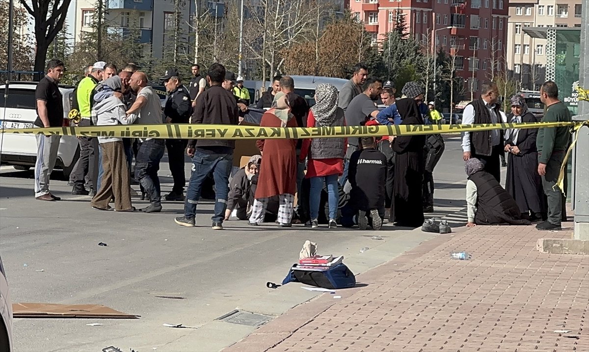konya-merkezde-otomobil-2-cocuga-carpti-1-olu-1-yarali-2.jpg