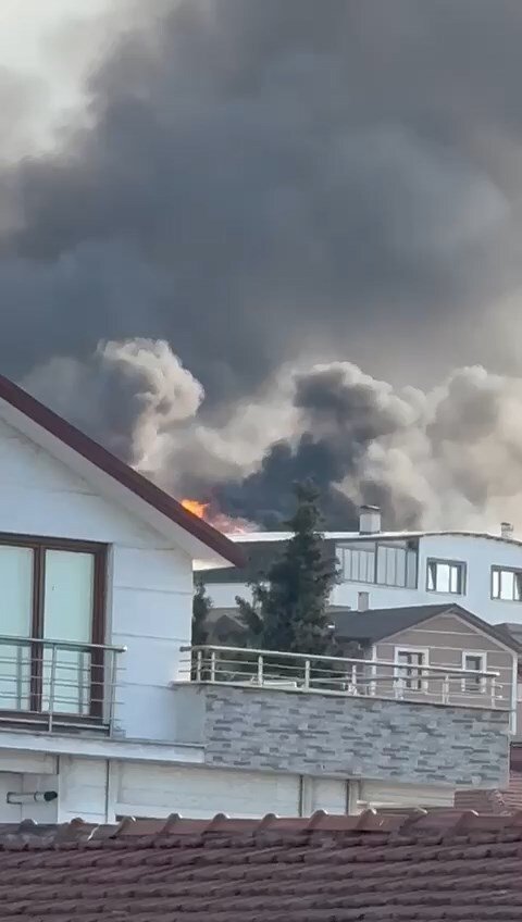 4 katlı apartmanın çatısı alev alev yandı